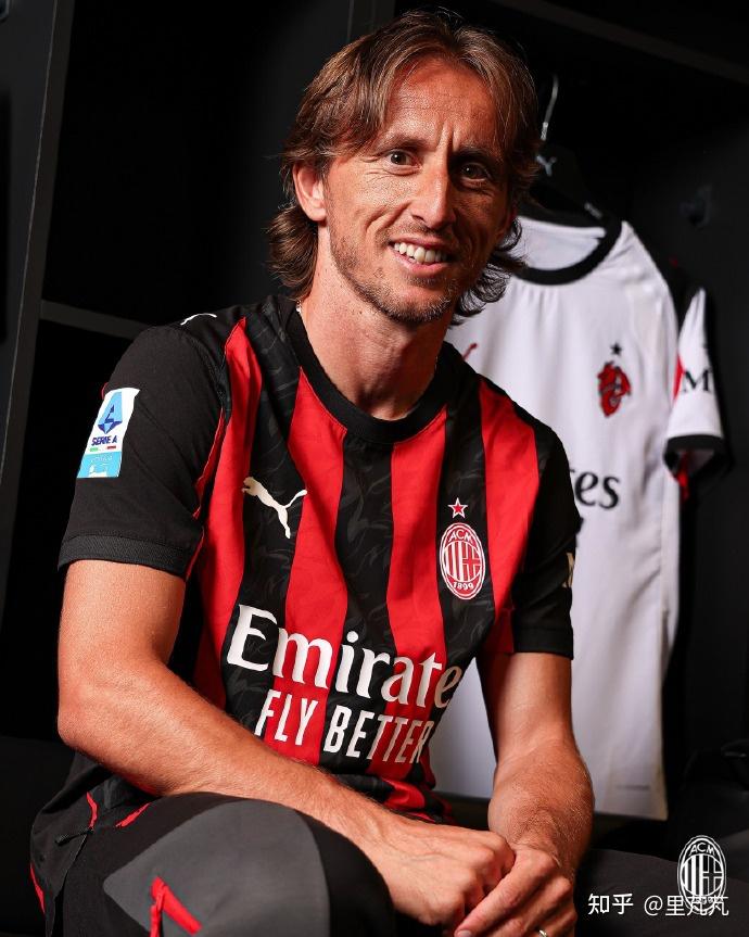 邮报：埃德森在土超遭水杯“轰炸”，欲将水杯踢回看台表不满